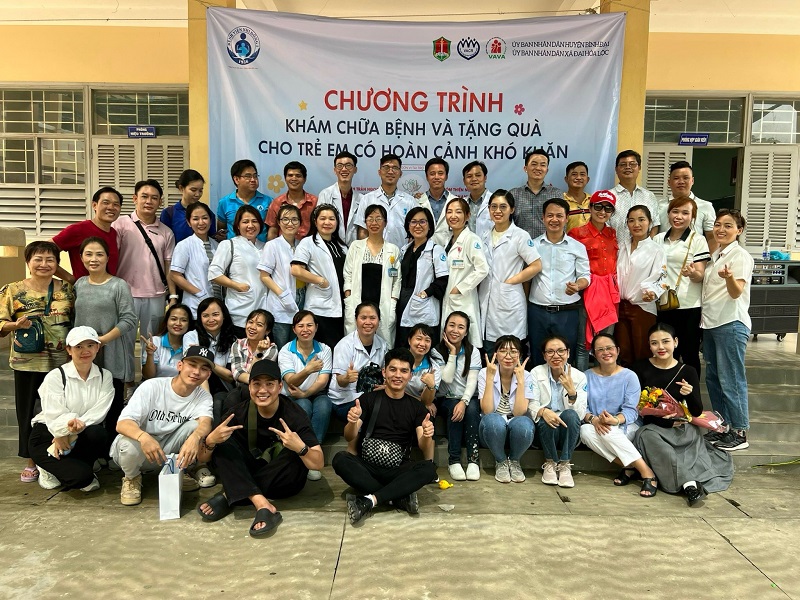 Đoàn y, bác sĩ Bệnh viện Nhi Đồng 1, TPHCM khám bệnh, tặng quà cho học sinh và hộ nghèo, hộ nạn nhân chất độc da cam