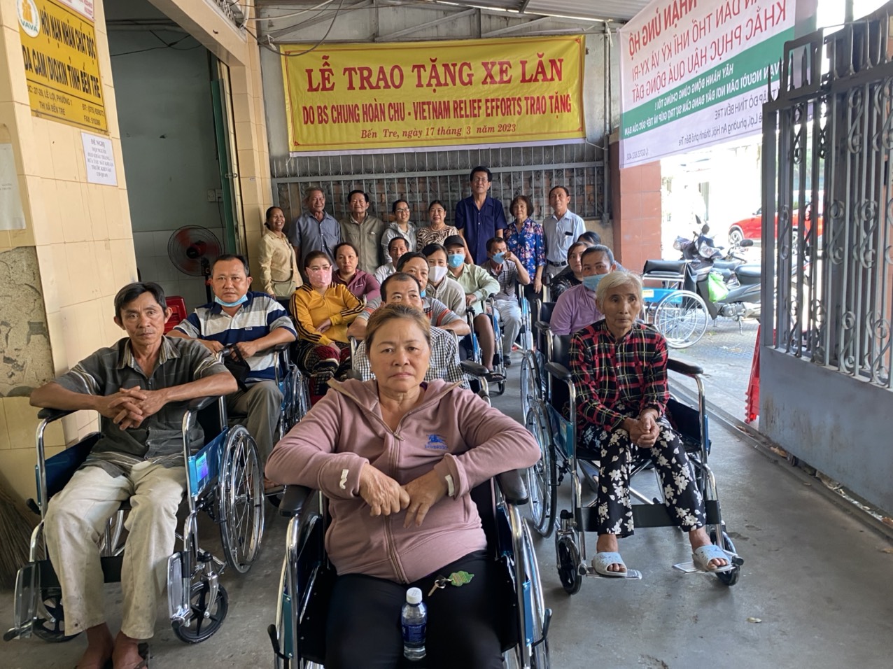 Hội NNCĐDC/dioxin- BVQTE tỉnh Bến Tre tổ chức trao 20 xe lăn cho NNCĐDC, người khuyết tật