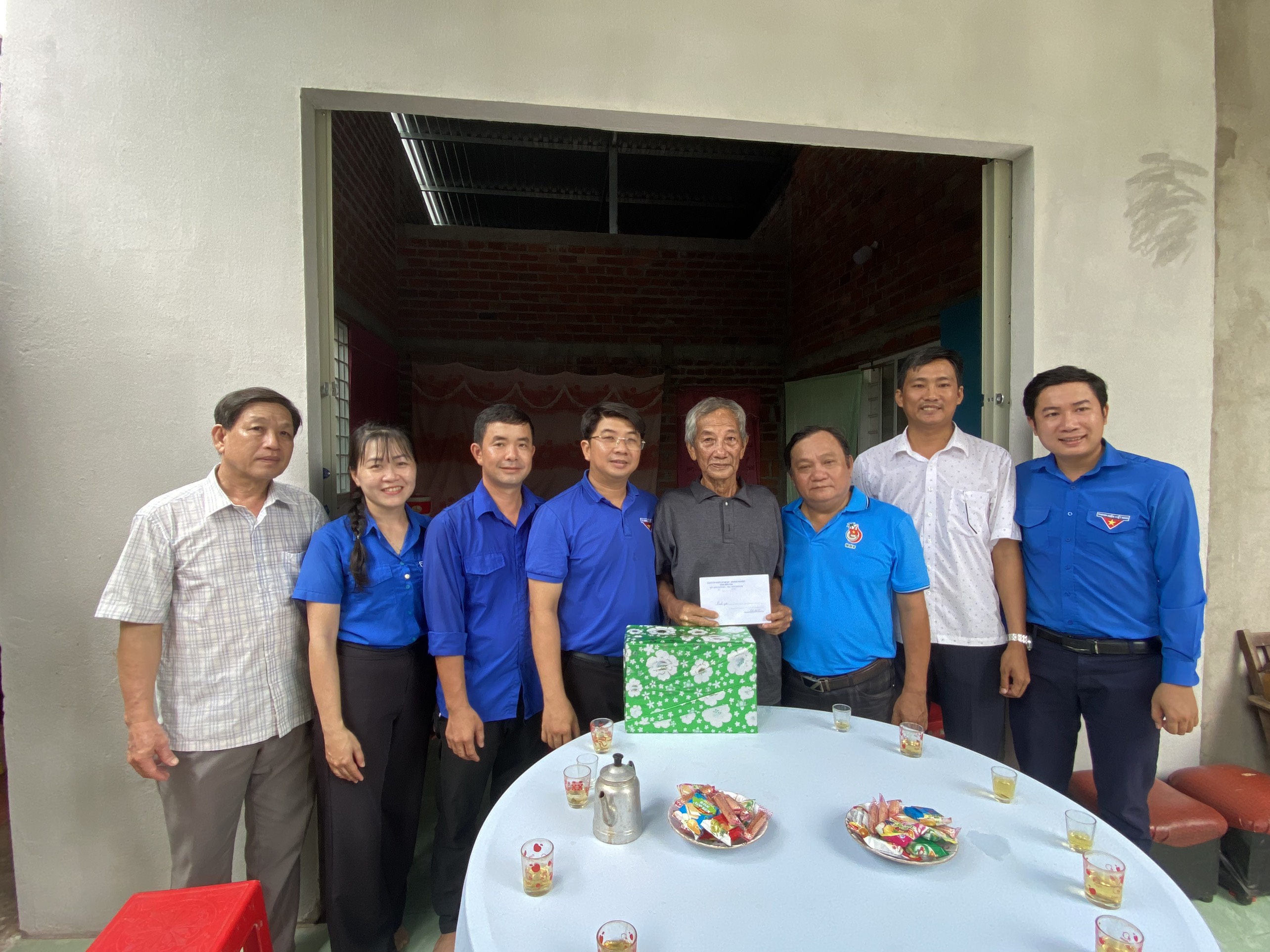 Đoàn khối thăm khám, tặng quà cho Cựu Thanh niên xung phong trên địa bàn huyện Chợ Lách