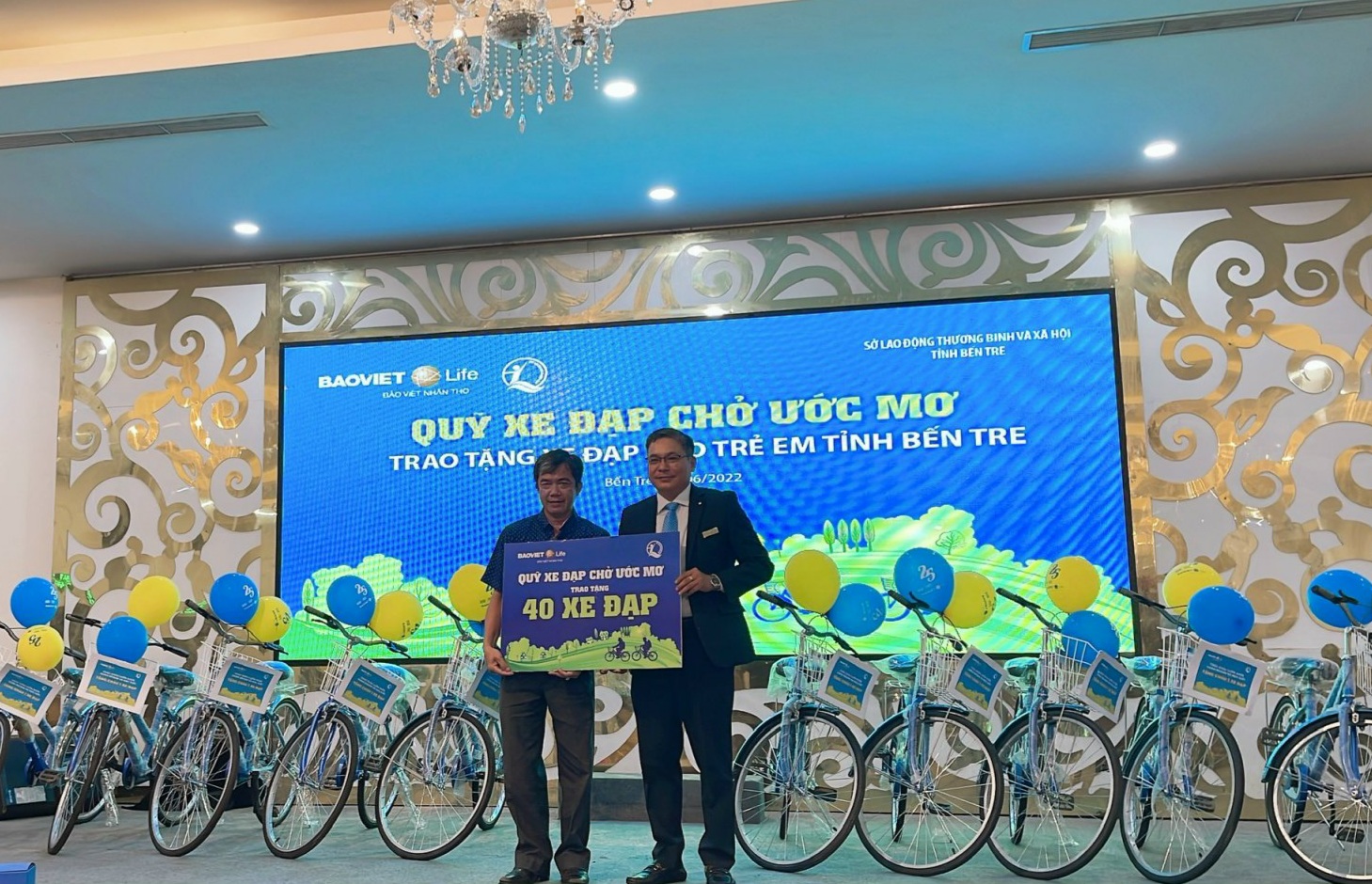 Bảo Việt Nhân thọ trao xe đạp và quà cho 40 học sinh nghèo vượt khó