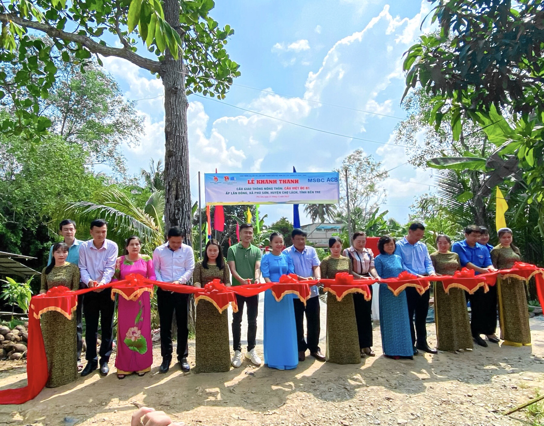 Đoàn khối Cơ quan – Doanh nghiệp tỉnh tổ chức Lễ khánh thành Cầu đường giao thông nông thôn trên địa bàn huyện Chợ Lách