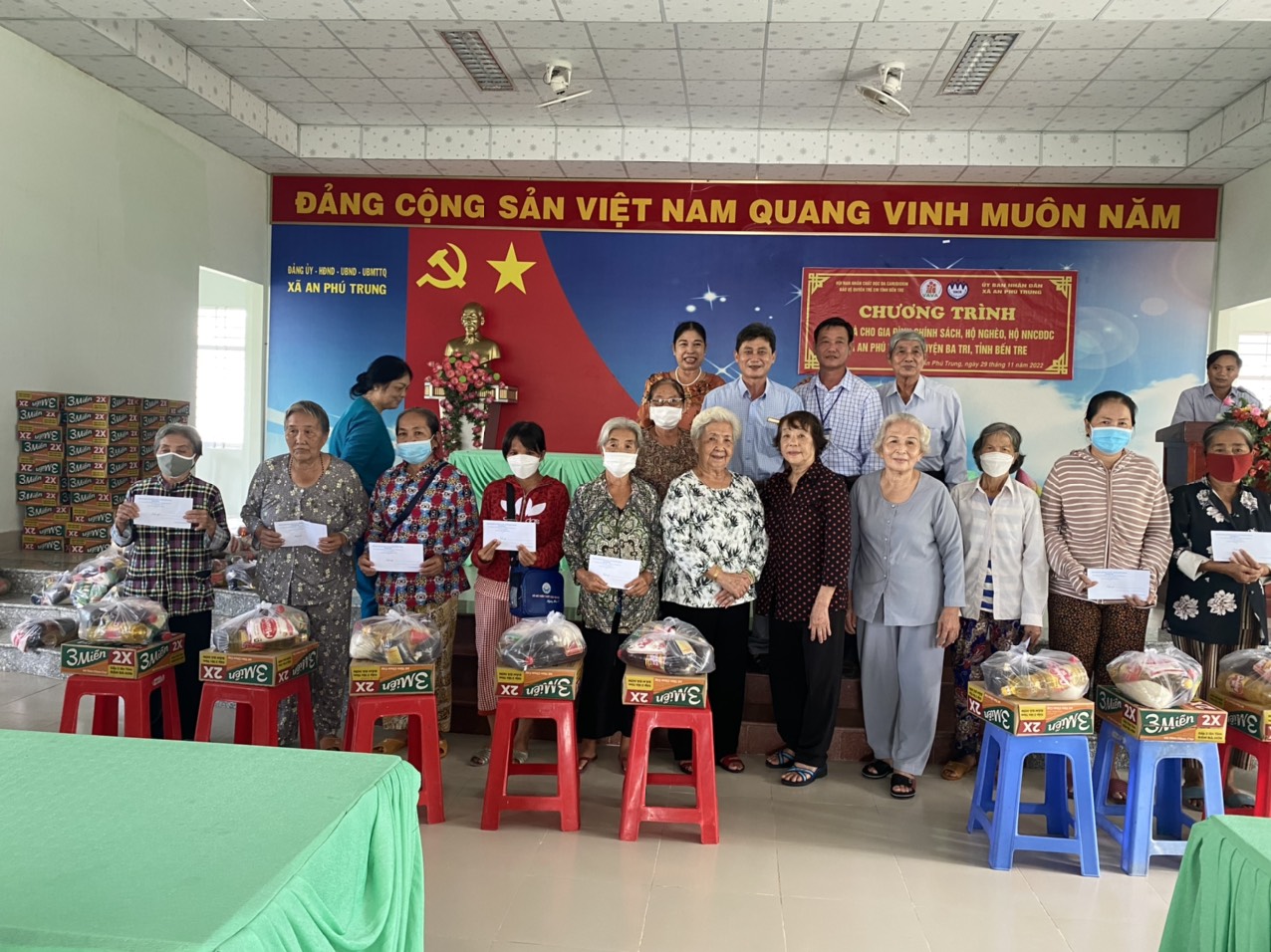 Hội NNCĐDC/dioxin- BVQTE tỉnh Bến Tre tặng quà cho gia đình chính sách, hộ nghèo, hộ nạn nhân chất độc da cam